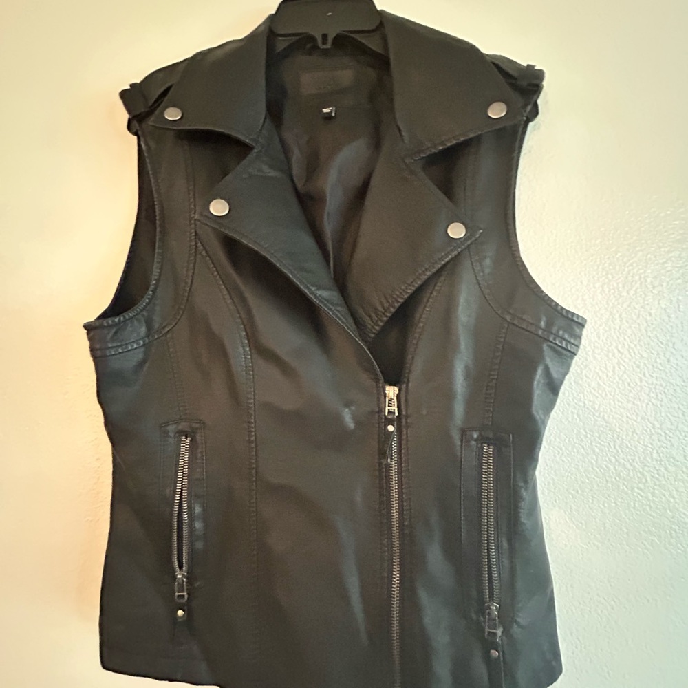 Max Edition Black Sleeveless Vest